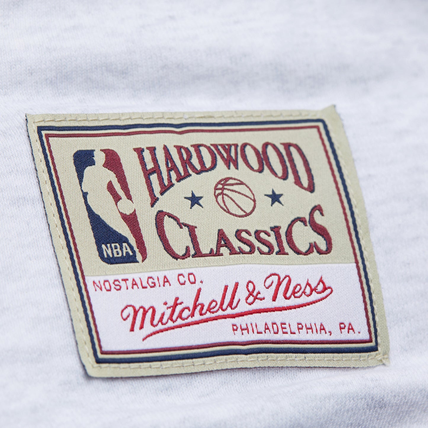 Women's Mitchell & Ness Knicks Crop Toggle Crew In White - Tag View