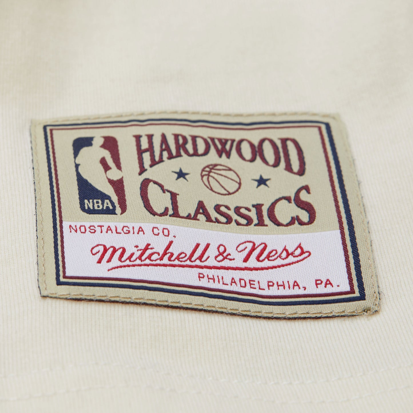 Women's Mitchell & Ness Knicks Boxy Crop Graphic Tee In White - Tag View