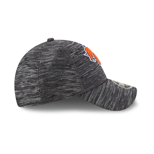 New Era Knicks 9FORTY Tech Adjustable Hat in Grey - Right View