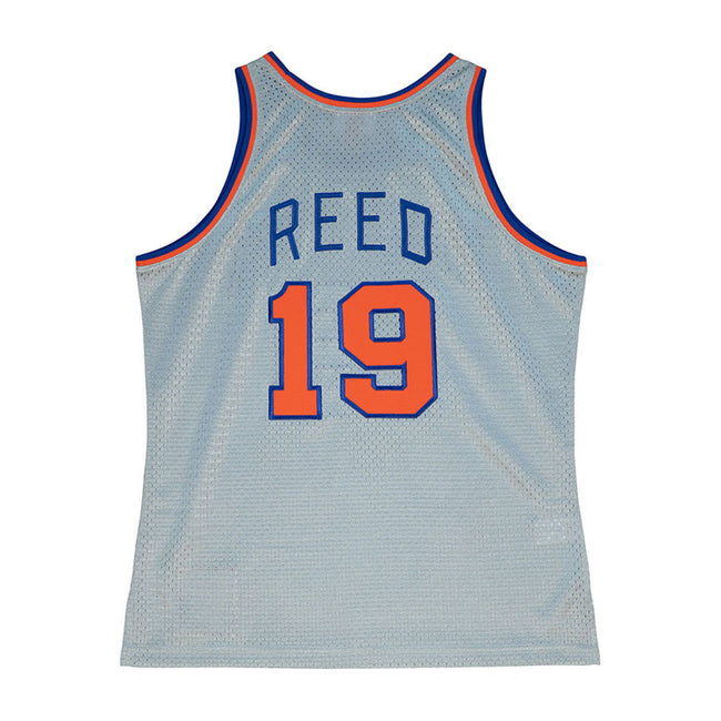 Why is there a No. 19 ribbon on Knicks jersey? New York honors recently  passed Hall of Famer Willis Reed